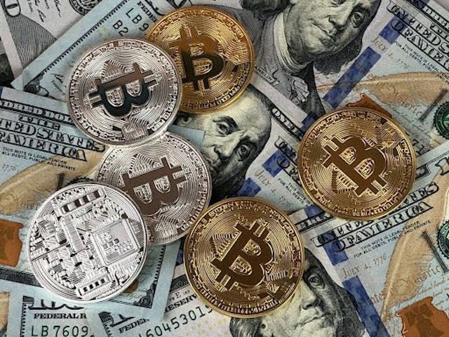 /6-reasons-why-you-should-buy-bitcoin-in-canada feature image