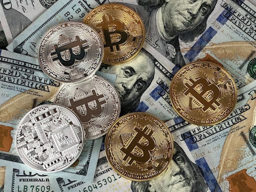 /6-reasons-why-you-should-buy-bitcoin-in-canada feature image