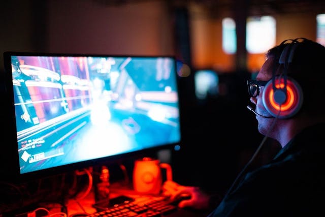 /investors-continue-to-pour-money-in-web3-gaming-despite-steep-declines-in-nft-trading-volumes feature image