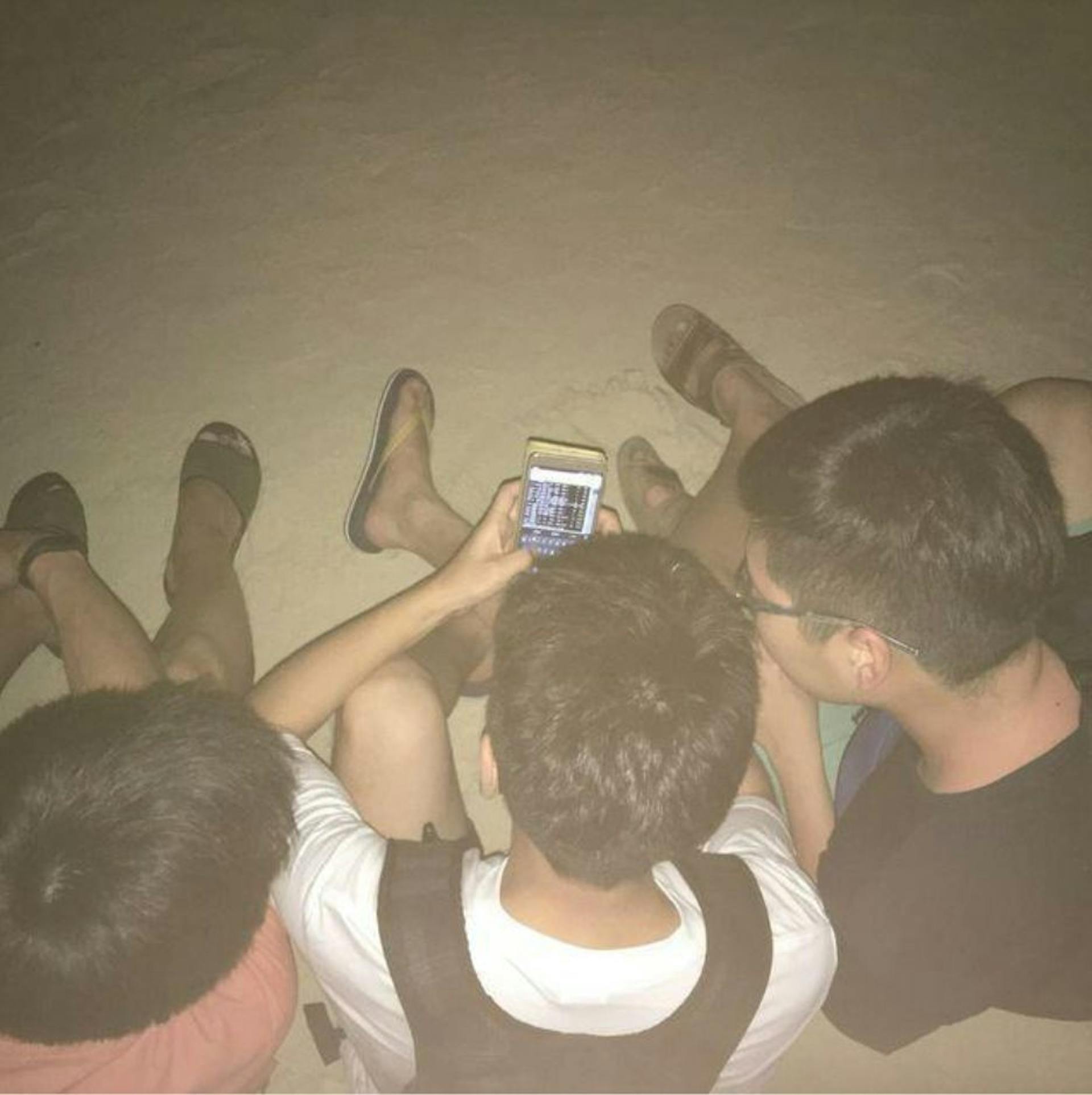 Ein Backend-Entwickler sitzt an einem Strand in Boracay und gönnt sich eine Entspannungspause, um das Produkt zu reparieren