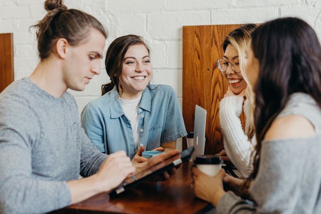/6-tips-to-help-you-run-an-effective-hybrid-team-meeting feature image