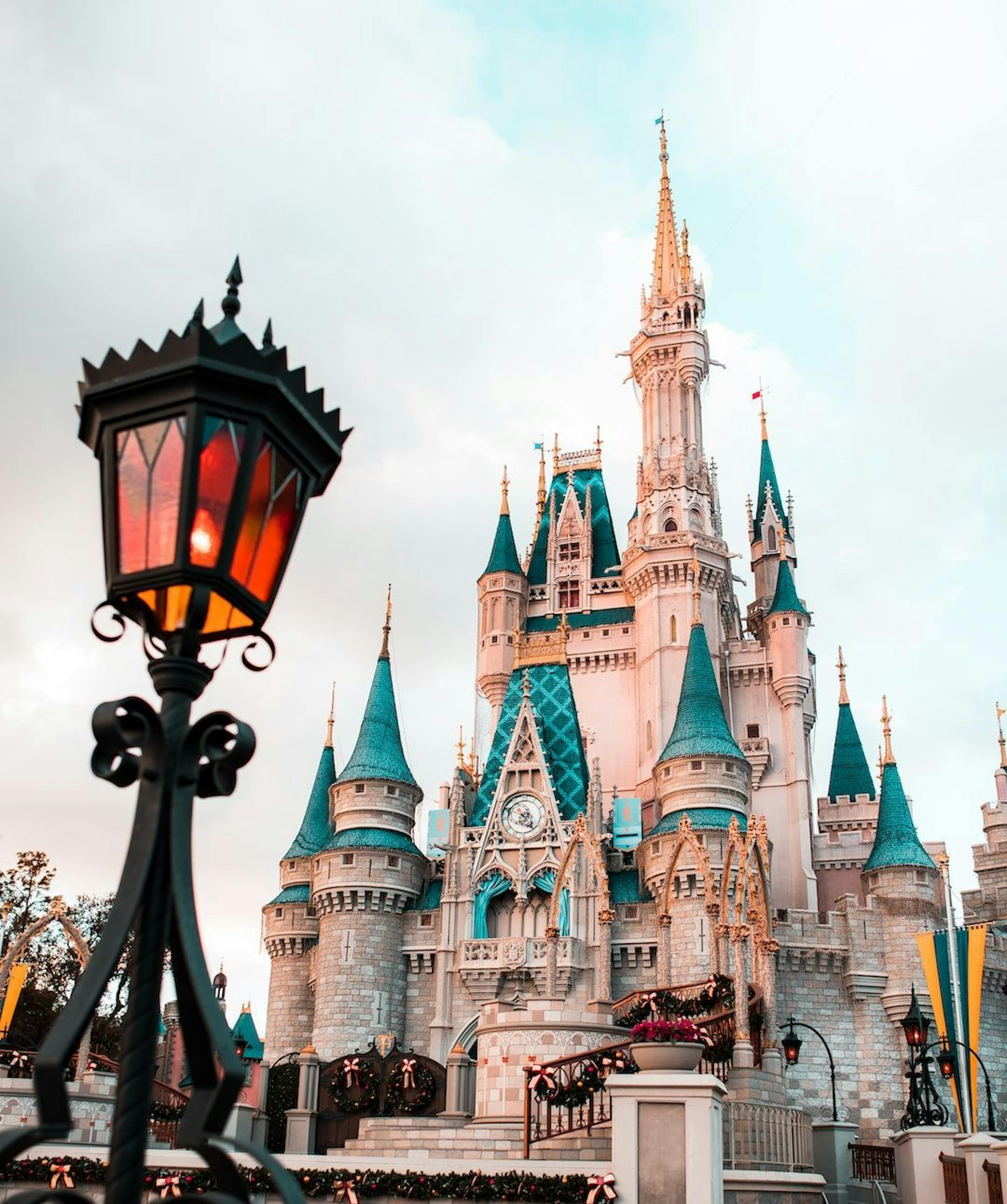 featured image - Disney'in Abone Düşüşü, Maliyetleri Azaltmaya ve Yayın İçerik Kalitesini Artırmaya Odaklanmayı Yönlendiriyor