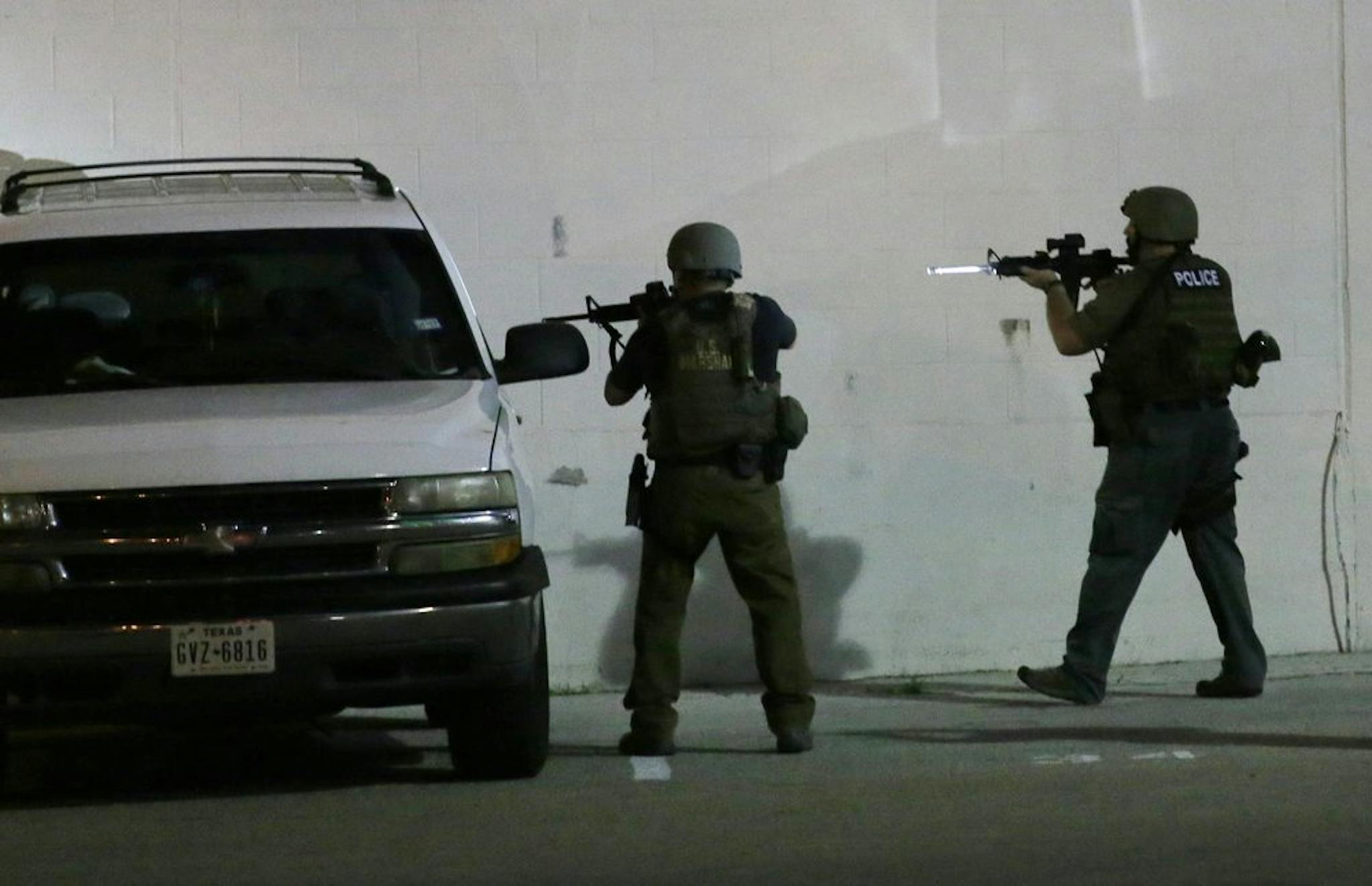 La police de Dallas contrôle un véhicule après qu'un tireur d'élite ait tiré sur des policiers. // Actualités AP