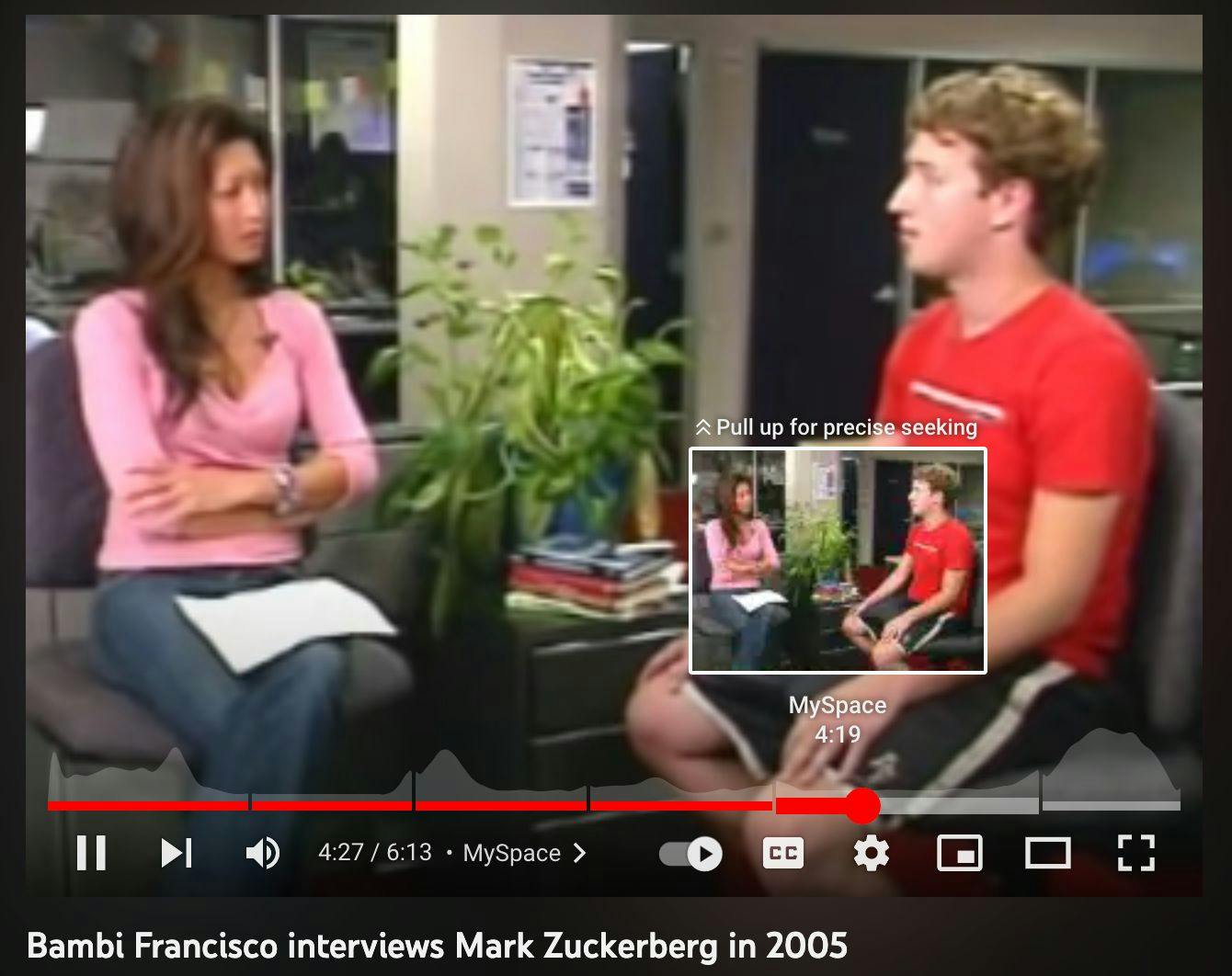 Марк Цукерберг в футболке с надписью «Моя мама думает, что я крут» и сетчатых шортах в 2005 году. Интервью на Facebook.
