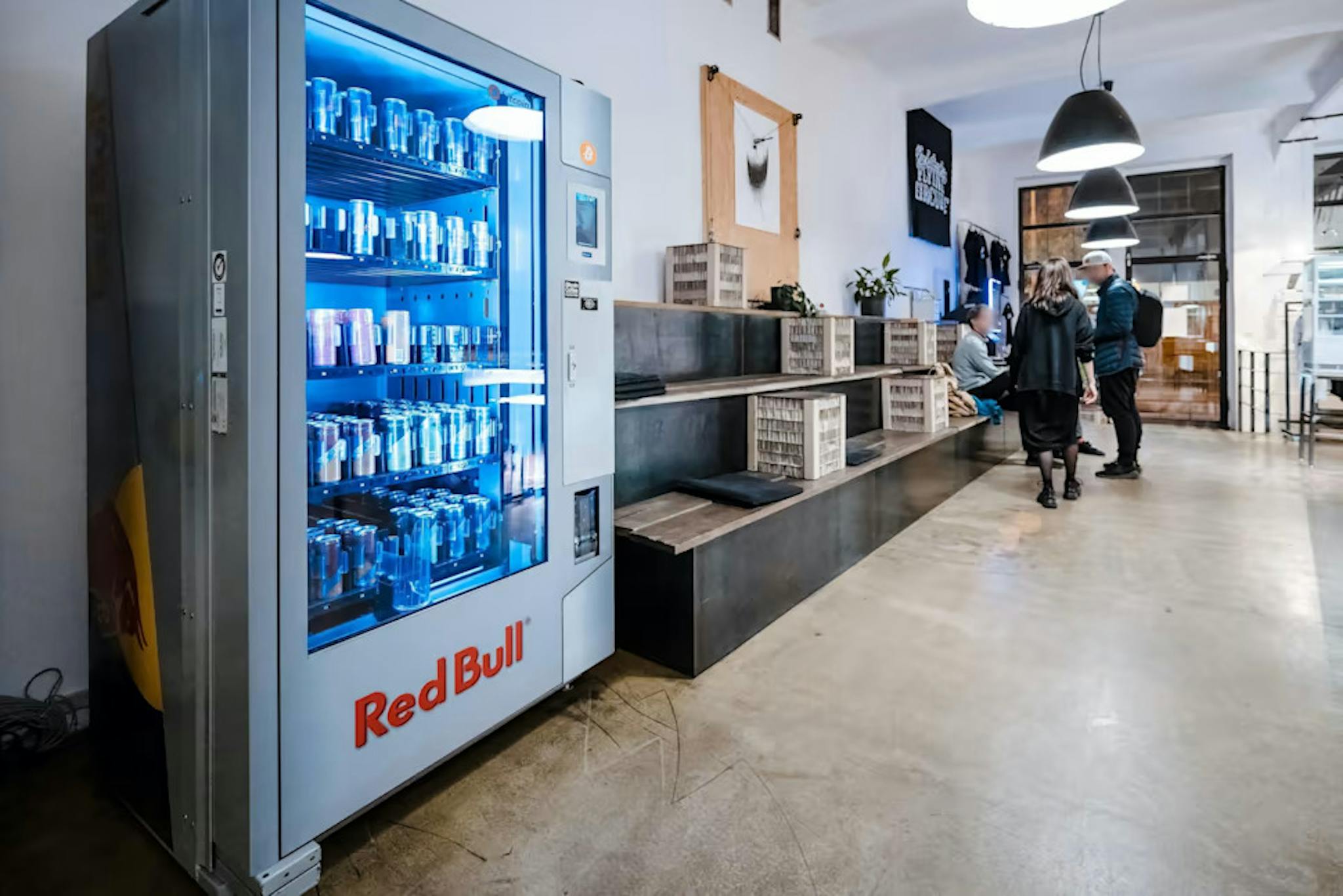 Máquina de venda automática Red Bull + Bitcoin em Paralelni Polis, Praga