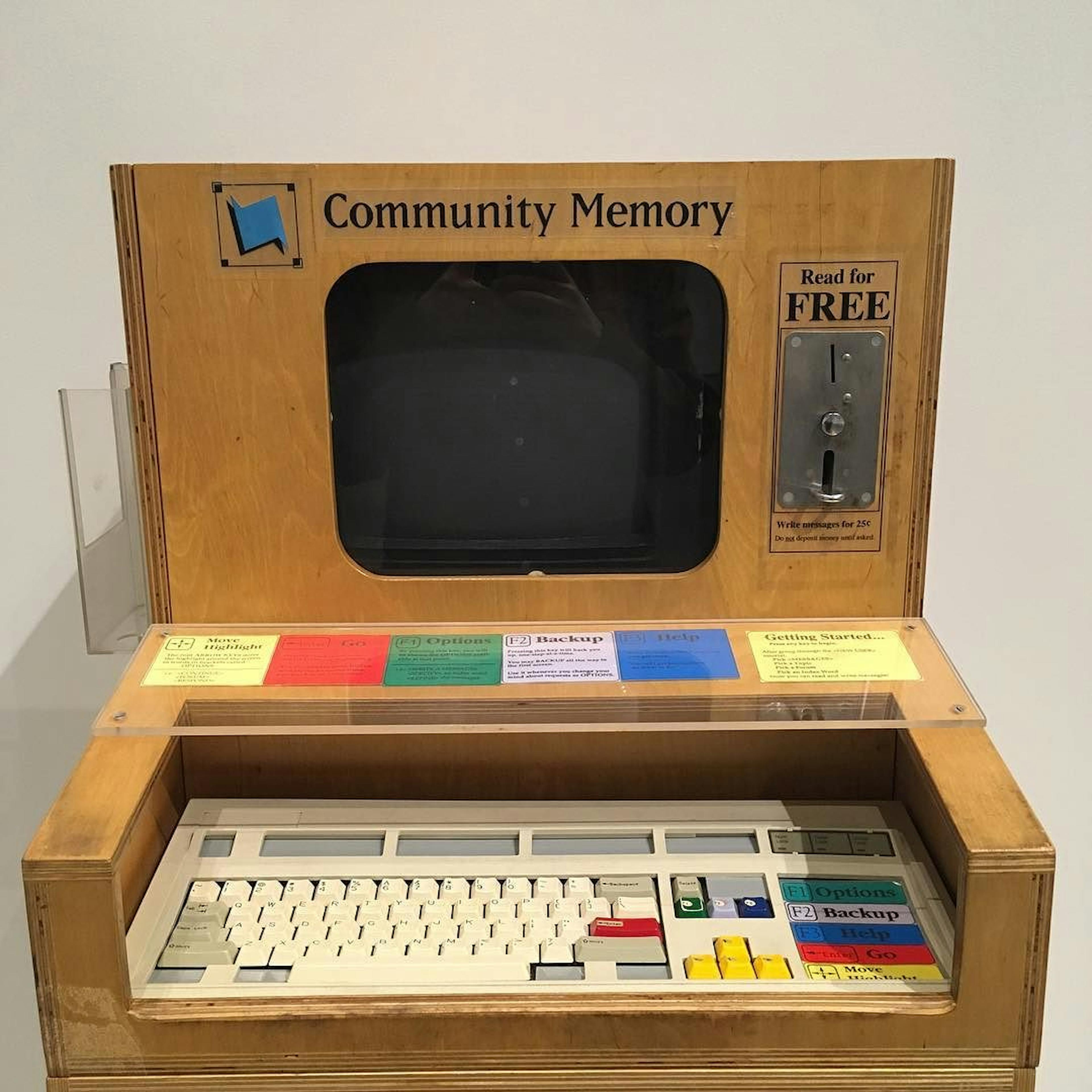 Thiết bị đầu cuối bộ nhớ cộng đồng tại Bảo tàng Lịch sử Máy tính (California). Hình ảnh của Evan P. Cordes / Wikimedia