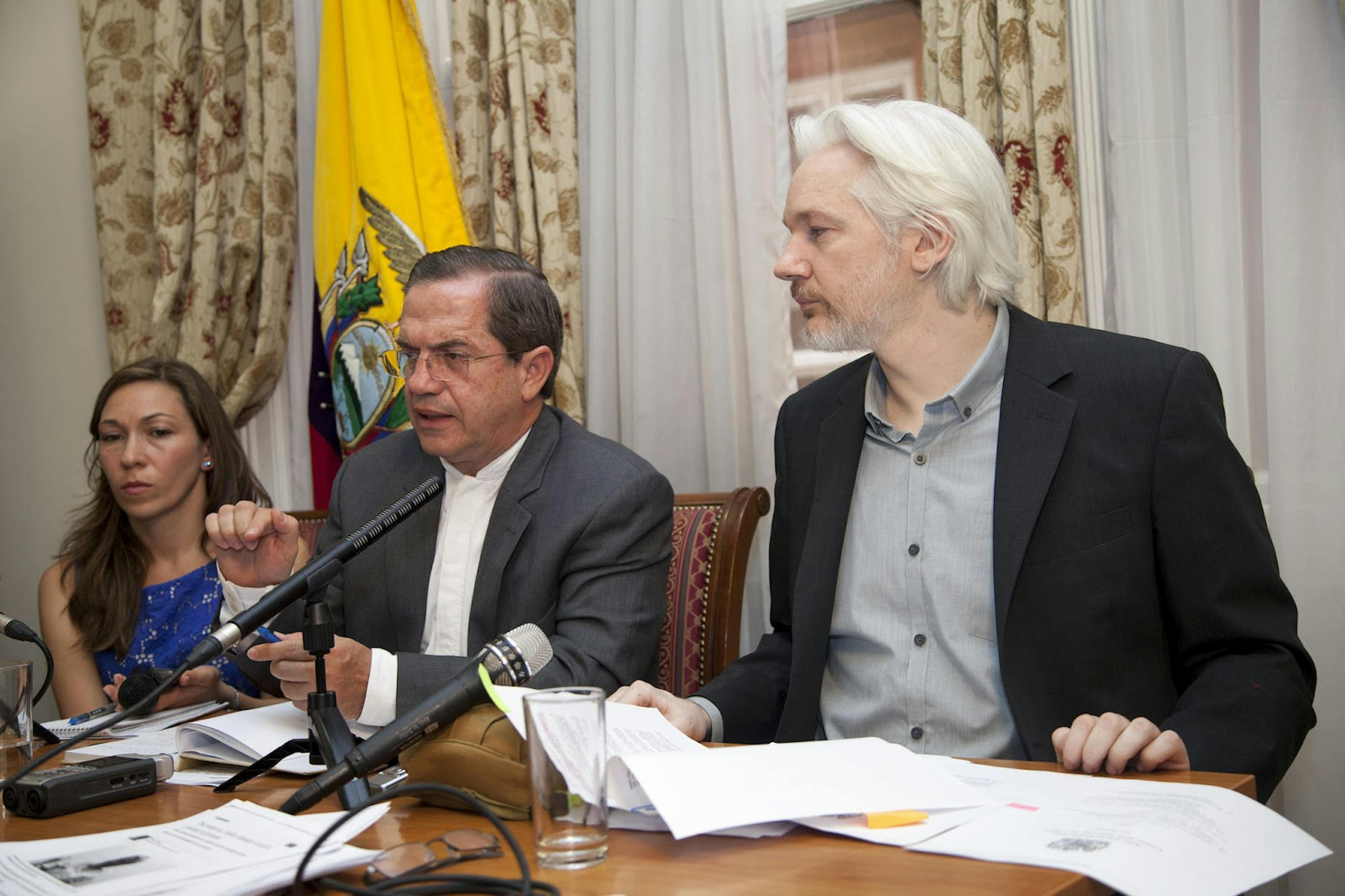 Assange durante conferência de imprensa na Embaixada do Equador no Reino Unido (2014). Imagem de Cancillería de Equador / Flickr.