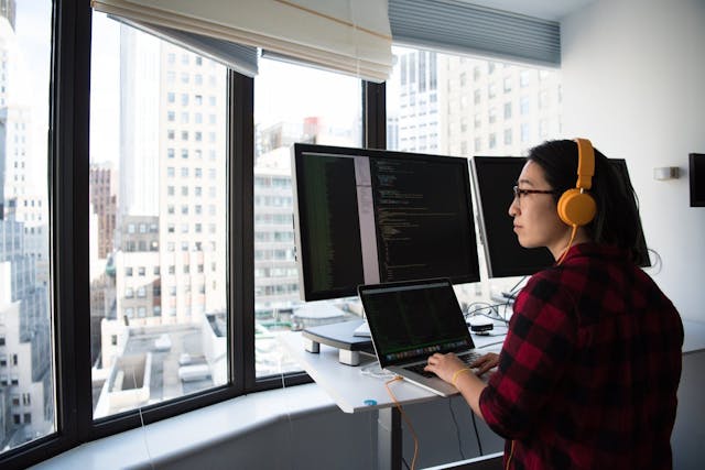 /devops-vs-sre-which-career-direction-is-right-for-you feature image