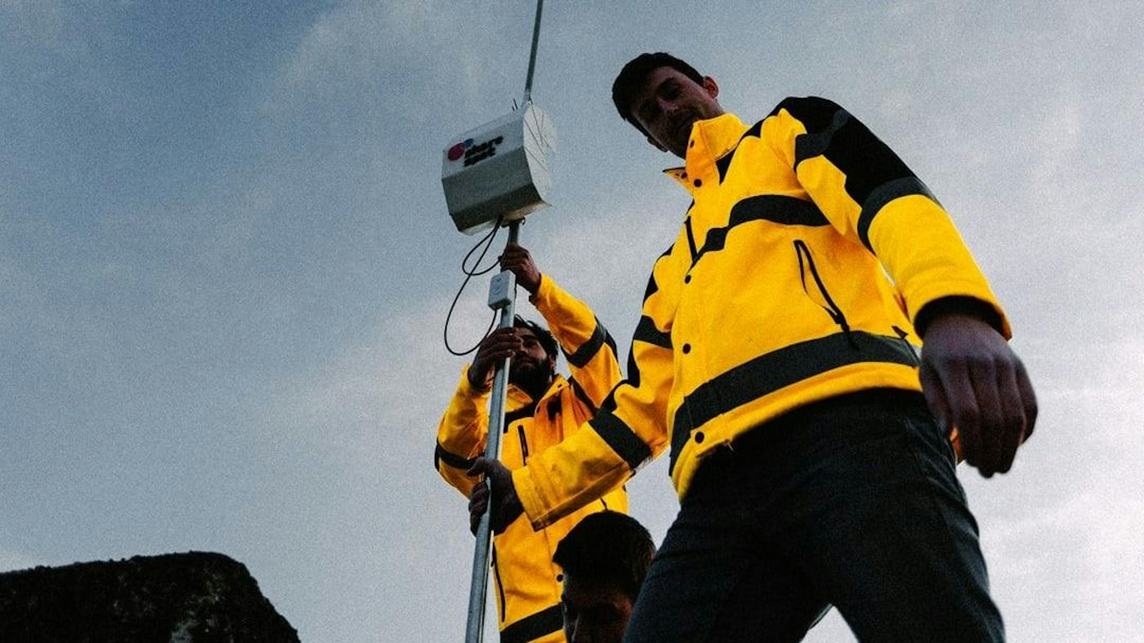 /everything-about-blue-green-deployment-strategy feature image