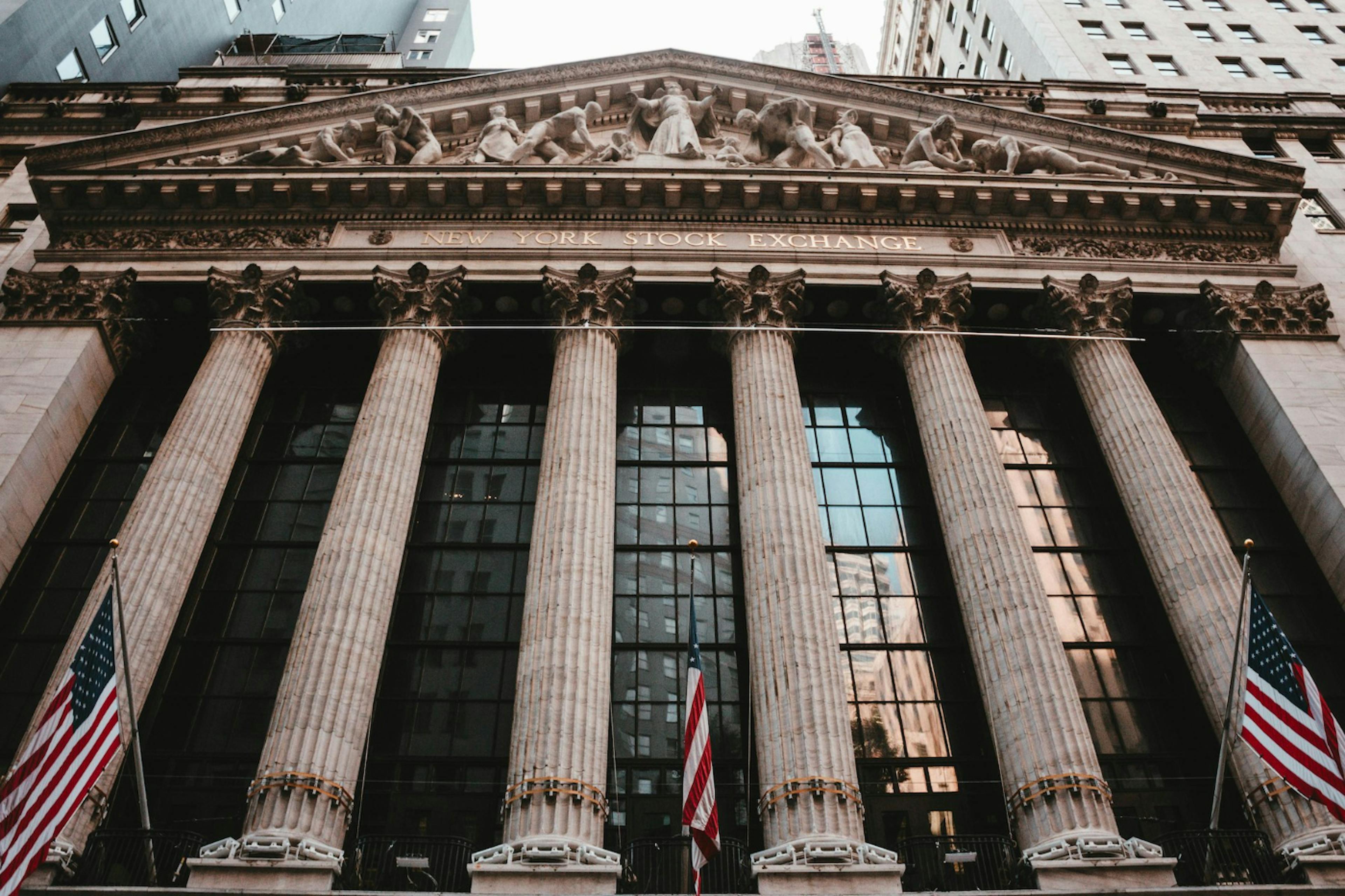 featured image - Yatırımcılara Faiz İndirimi Güveni Arttıkça Risk İştahı Wall Street'e Yeniden Taşındı