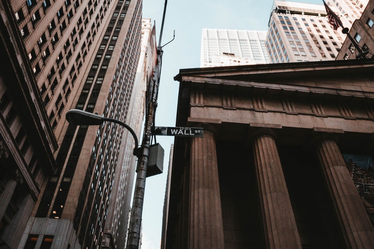 featured image - Wall Street'in 'Kükreyen 20'leri', Değeri Düşük Üretken Yapay Zeka Hisse Senetlerinden Güç Alabilir mi?