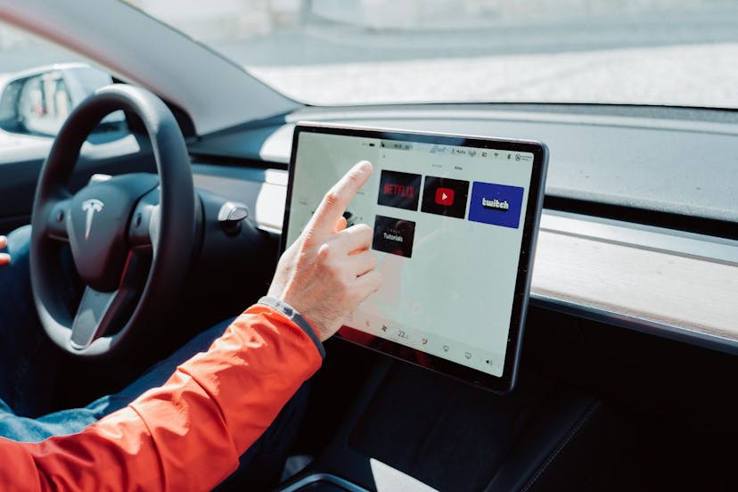 /how-can-smartphone-tech-elevate-car-technology-to-help-assess-the-roads-better feature image