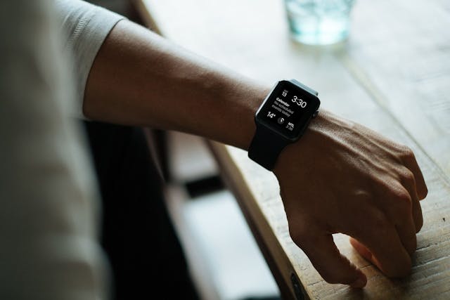 /top-5-best-health-tracking-smartwatches-in-2021-ye6u336c feature image