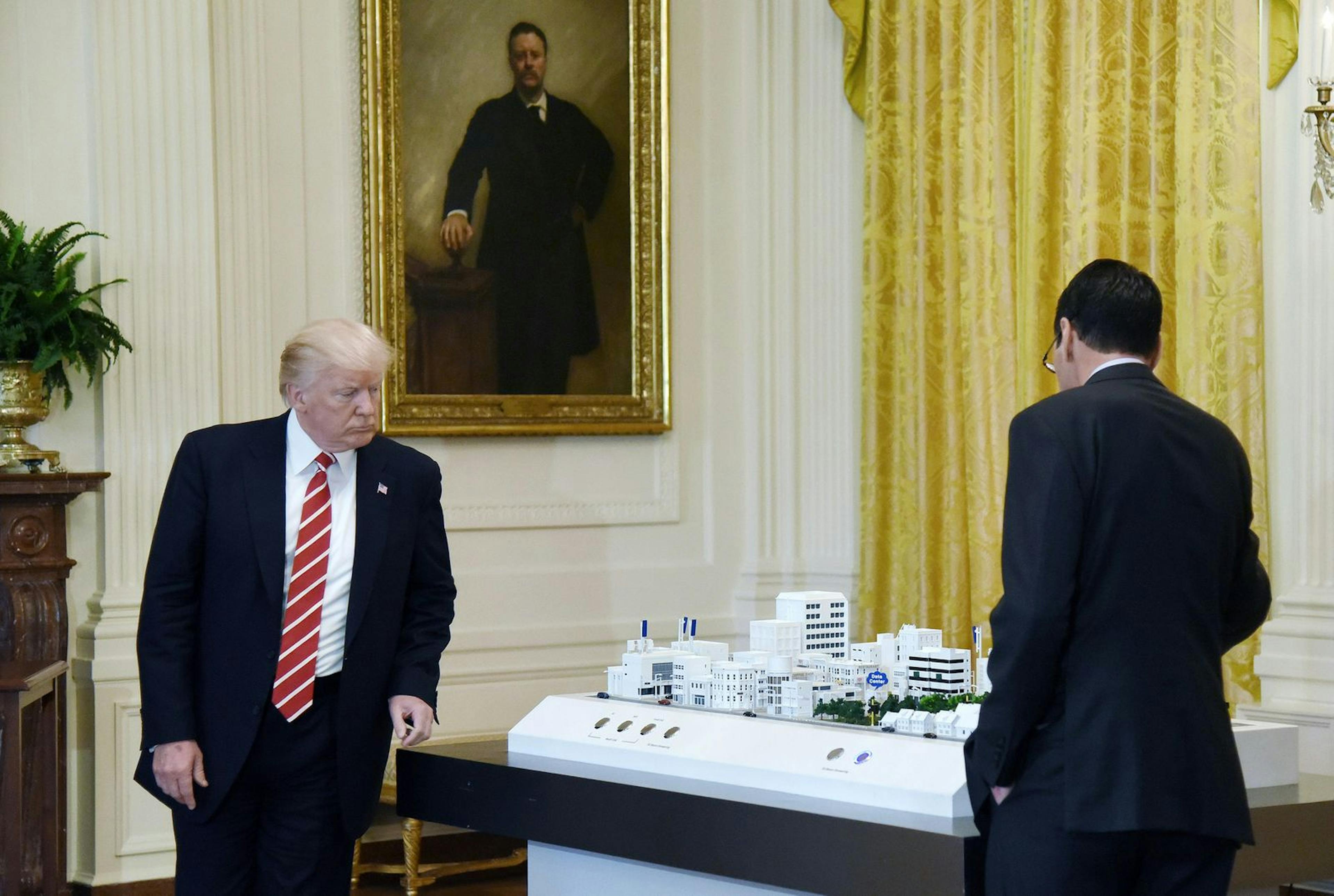 Le président Donald Trump, avec Randall Stephenson, alors PDG d'AT&T, en 2017, examinant un modèle de déploiement de la 5G dans les villes. Trump était une pom-pom girl pour l'adoption de la 5G, mais a souvent présenté le processus dans le cadre d'une course contre la Chine. Crédit : Olivier Douliery-Pool/Getty Images