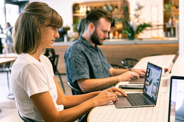 /startup-marketing-how-to-get-your-first-customers feature image