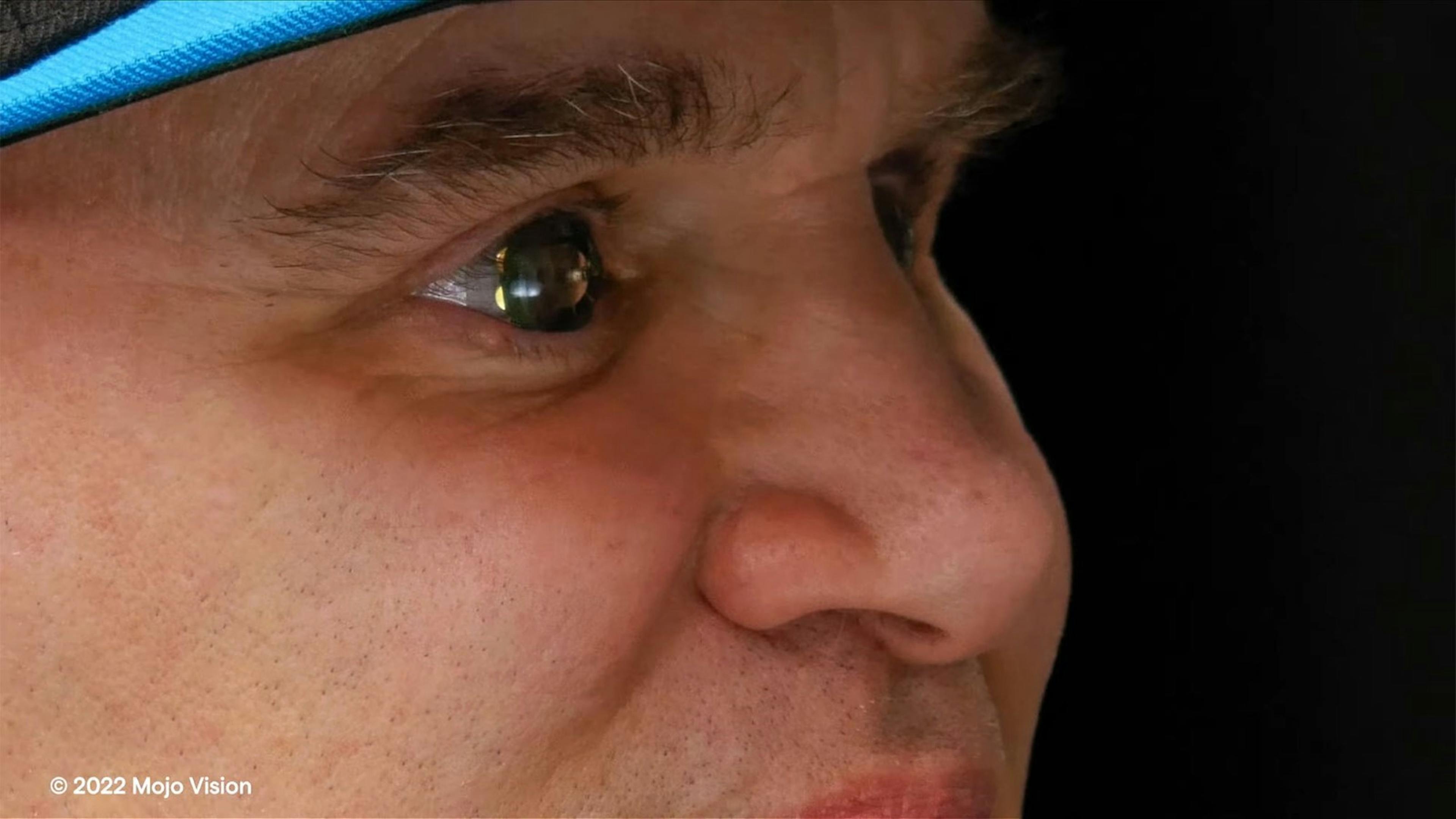 CEO von Mojo Vision trägt intelligente Kontaktlinsen