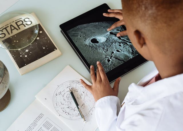/the-role-of-technology-in-fostering-creativity-and-innovation-in-children feature image