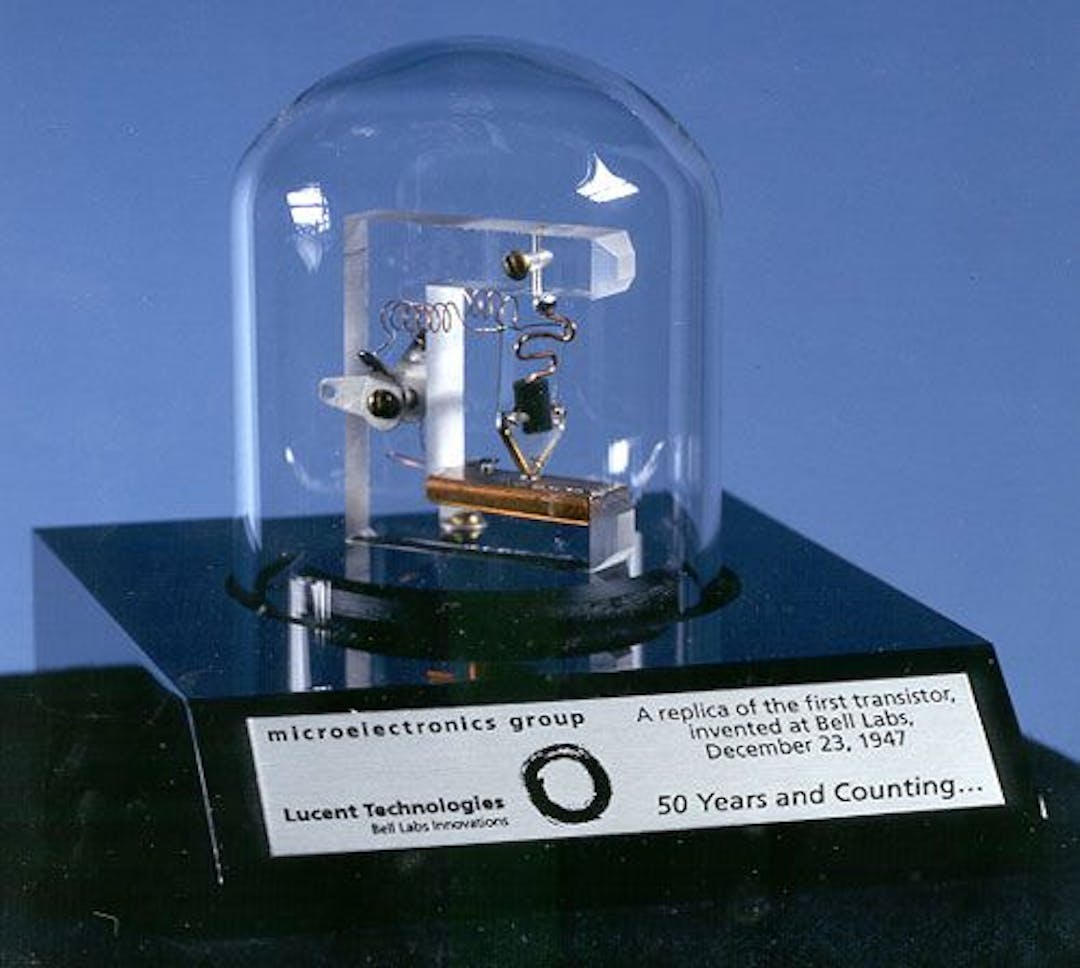 Nguồn - https://en.wikipedia.org/wiki/Transistor#/media/File:Replica-of-first-transistor.jpg