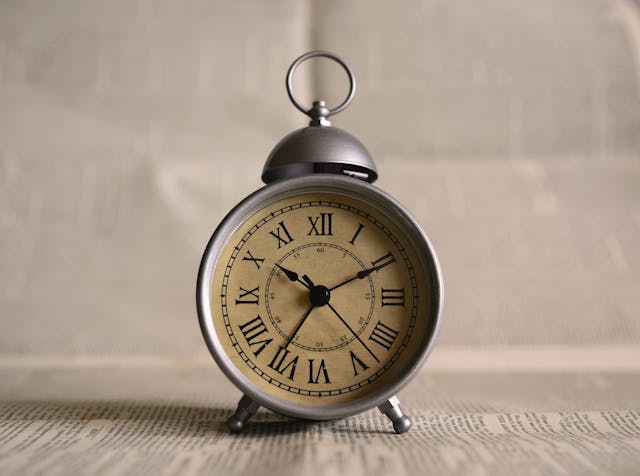 /how-logical-clocks-keep-distributed-systems-in-sync feature image