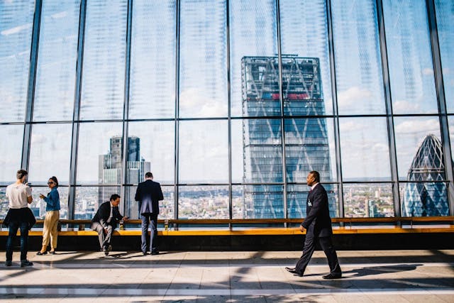 /the-perks-and-obstacles-of-ai-adoption-in-insurance feature image