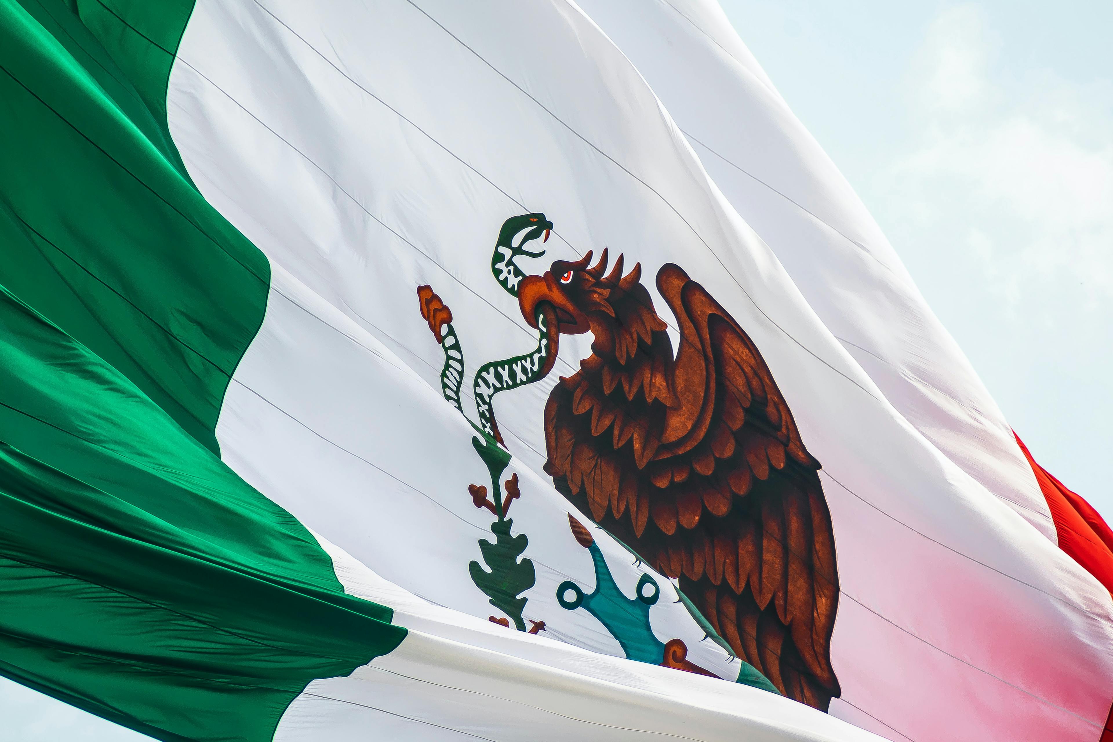 /across-the-american-border-mexico-is-quietly-making-big-moves-towards-blockchain-adoption-iyh33th feature image