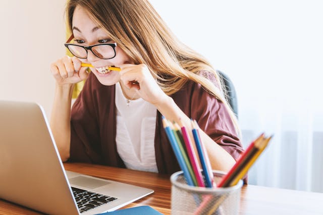 /what-to-write-in-your-journal-to-improve-productivity-my4a35gd feature image