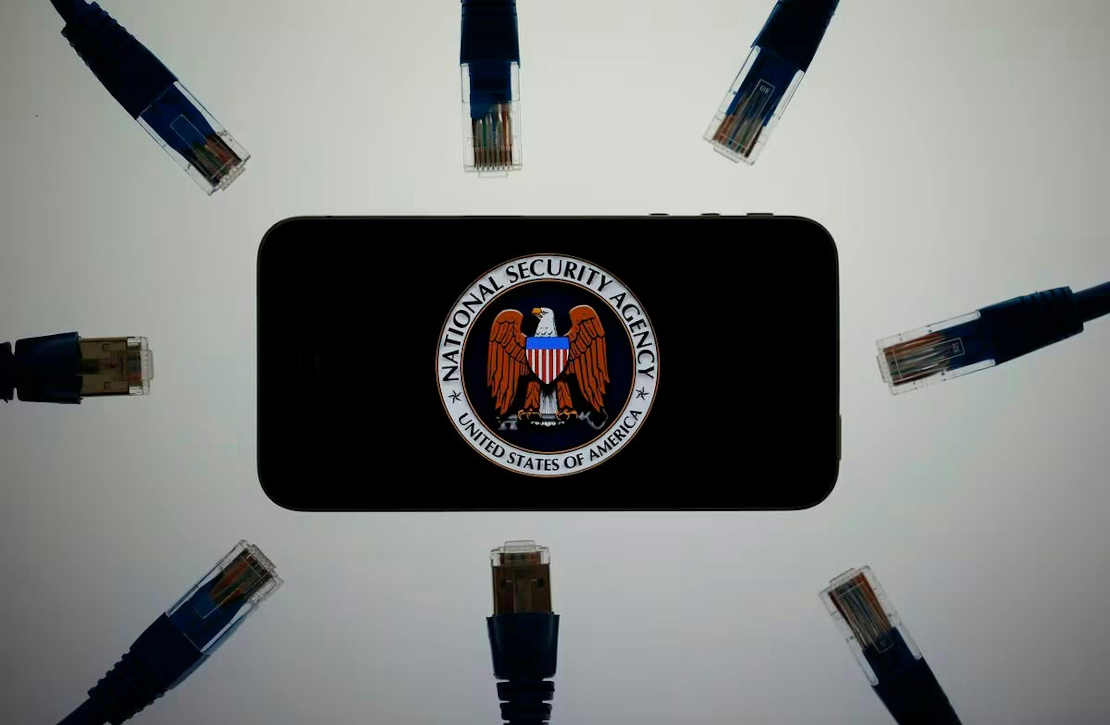 2013년 6월 7일 베를린의 iPhone 디스플레이에 미국 국가안보국 로고가 표시된 그림 사진. REUTERS/Pawel Kopzynski/파일 사진
