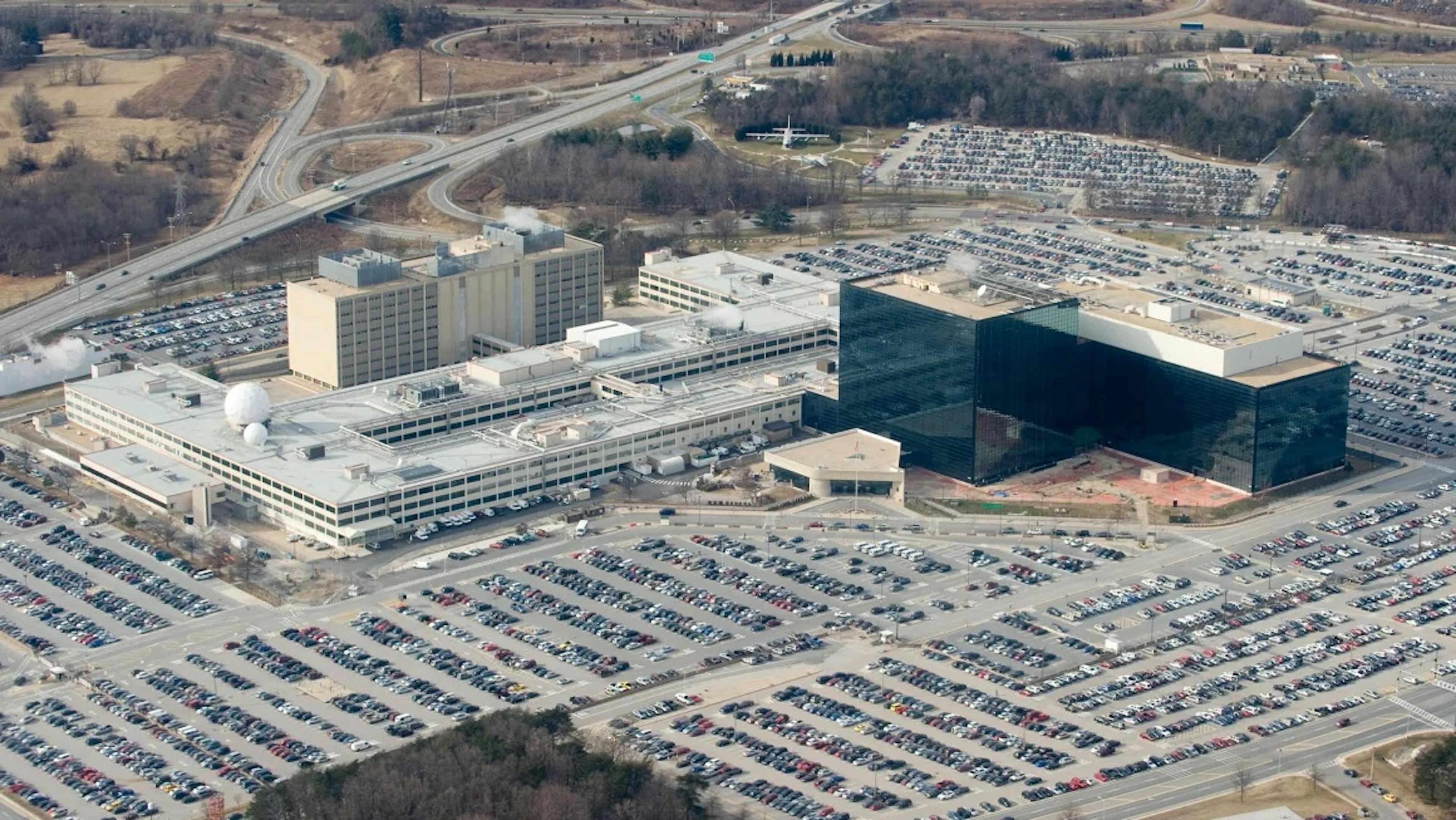 2010 年 1 月 29 日从空中看到的位于马里兰州米德堡的国家安全局 (NSA) 总部。Saul Loeb/AFP/Getty Images