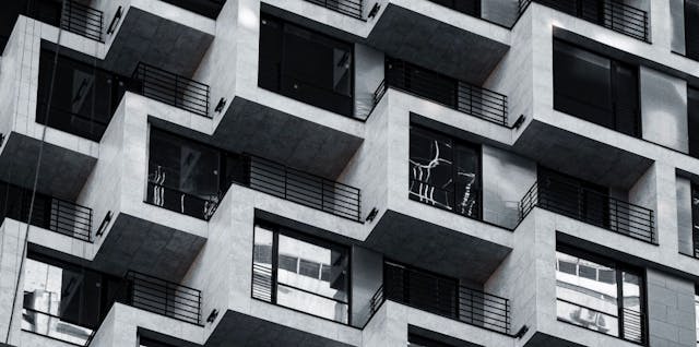 /how-to-migrate-from-monolith-to-microservices-challenges-and-best-practices feature image