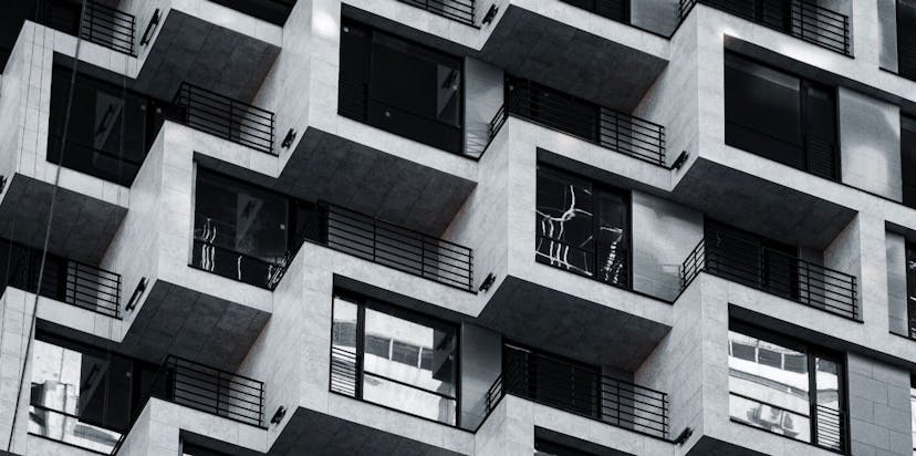 /how-to-migrate-from-monolith-to-microservices-challenges-and-best-practices feature image