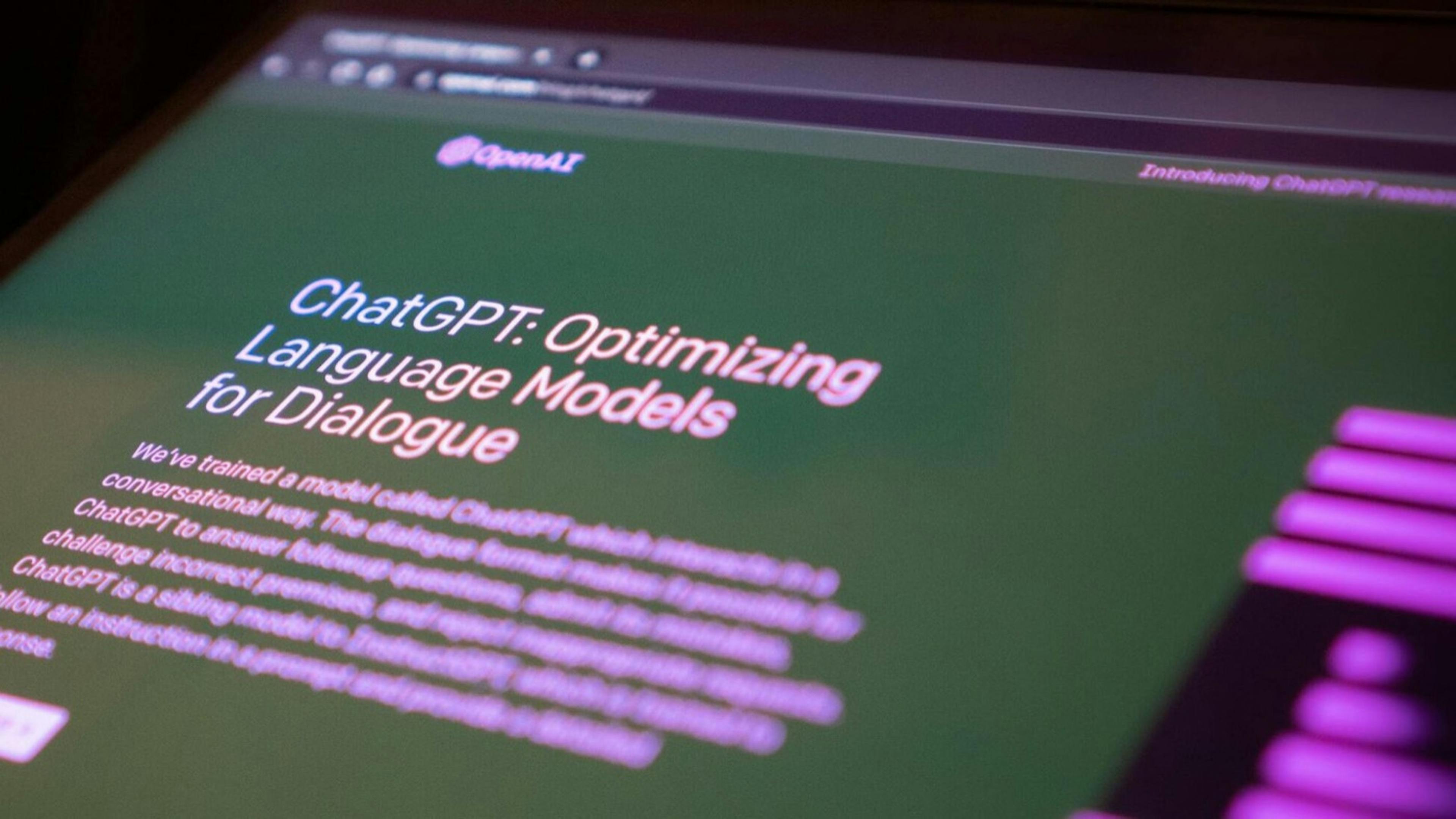 featured image - ChatGPT 在客户支持、潜在客户生成和数据分析方面的效果如何?