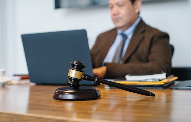 /six-barriers-to-legal-tech-adoption-the-industry-still-needs-to-overcome-udt349k feature image