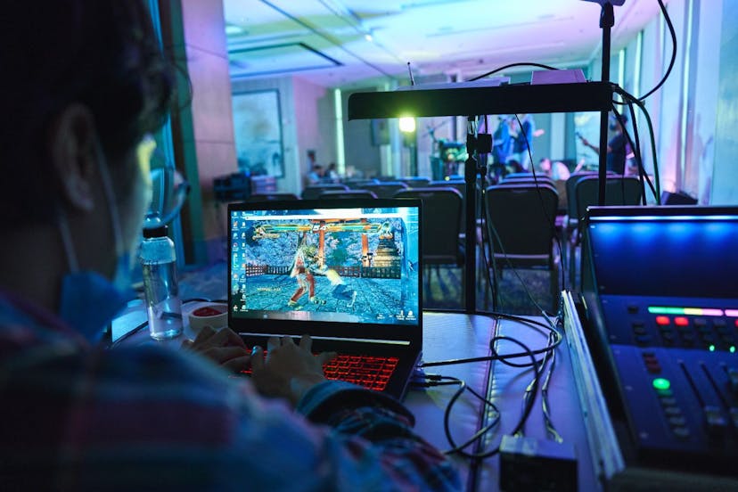 /comparing-laptop-graphics-cards-to-their-desktop-equivalents feature image
