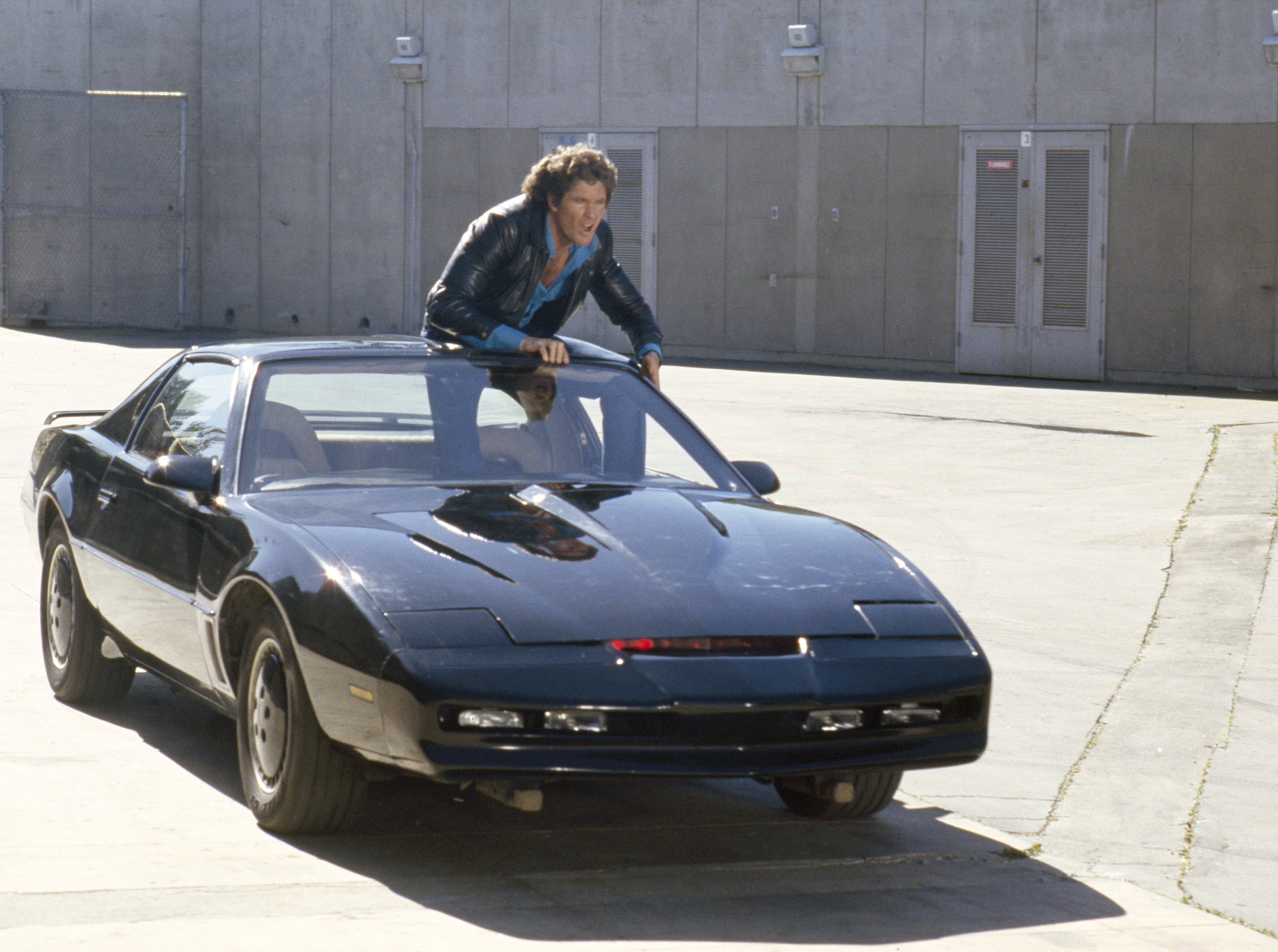 Para aquellos que son demasiado jóvenes, busquen Knight Rider, todo tendrá sentido.