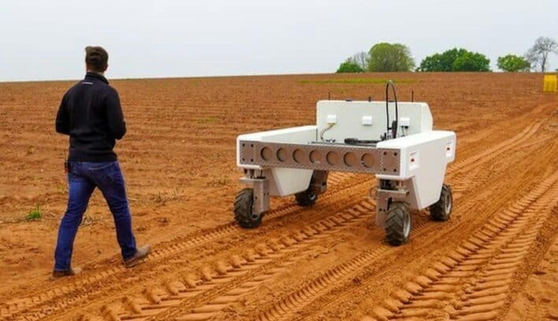 No es el tractor en cuestión. En cambio, una cosechadora automatizada de espárragos verdes desarrollada por Muddy Machines