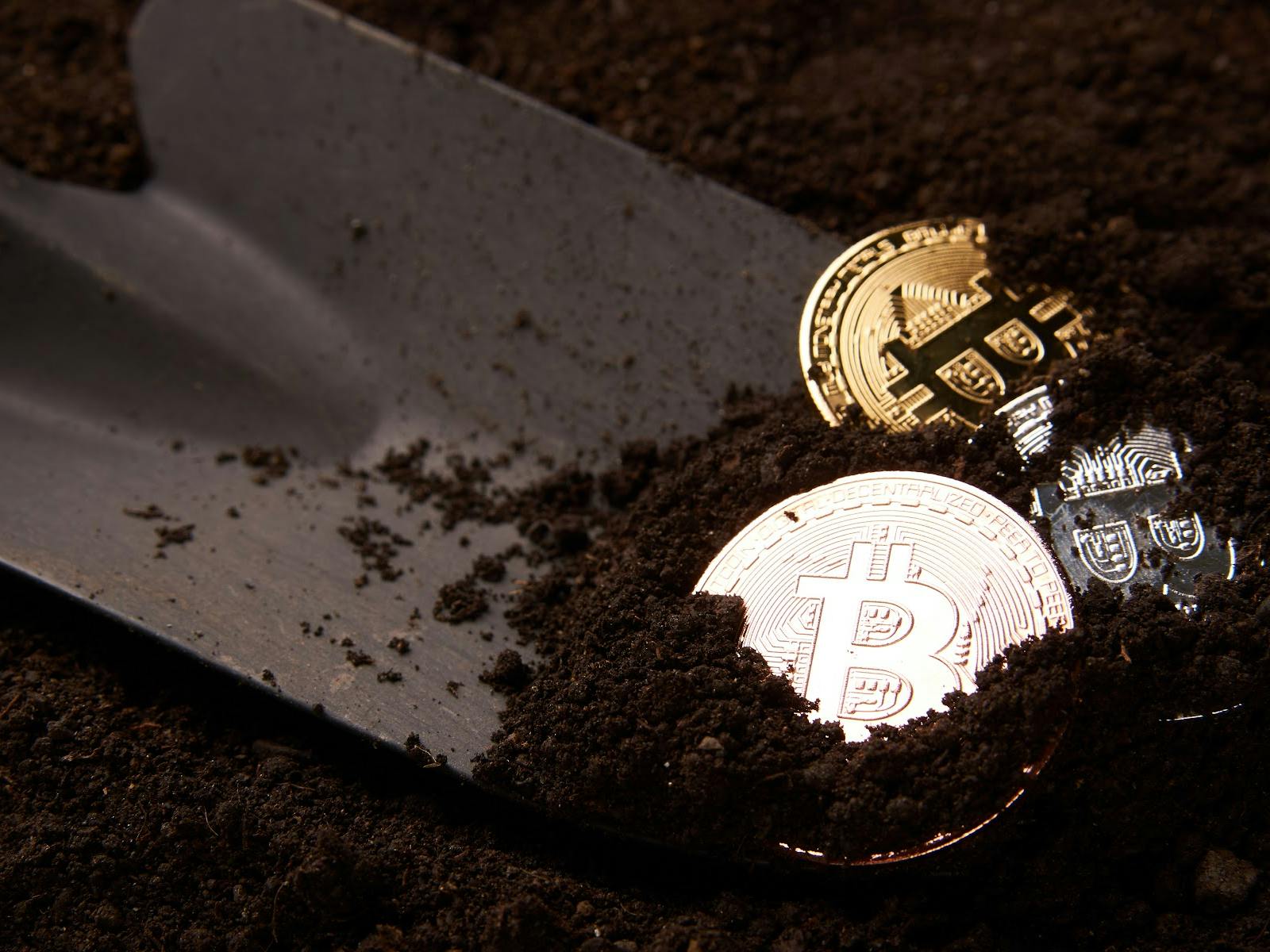 featured image - Can Junior Mining Companies Replicate Ant Digital's $8.4 Billion Blockchain Tokenization Blueprint?