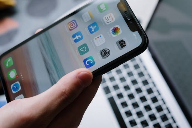 /the-ultimate-list-of-free-ios-apps-you-need-to-get-2022 feature image