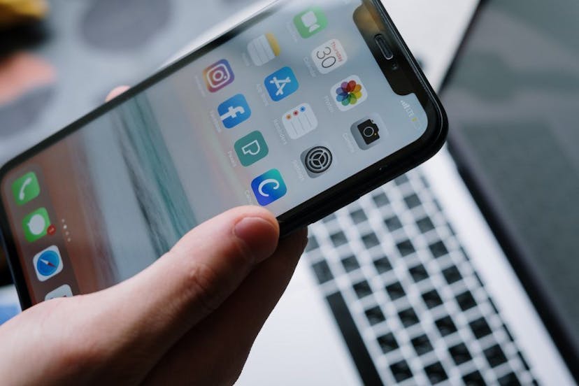/the-ultimate-list-of-free-ios-apps-you-need-to-get-2022 feature image