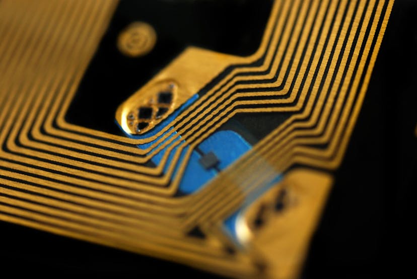 /differences-between-rfid-and-nfc-systems-their-applications-and-alternatives feature image