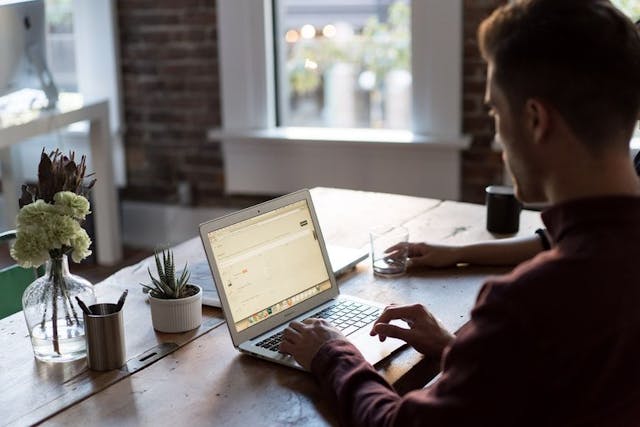 /how-to-reduce-the-risk-of-former-employees-coordinating-with-insider-threats feature image