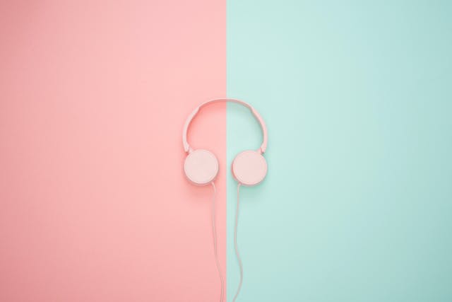 /how-to-set-up-a-podcast-studio-for-live-streaming feature image
