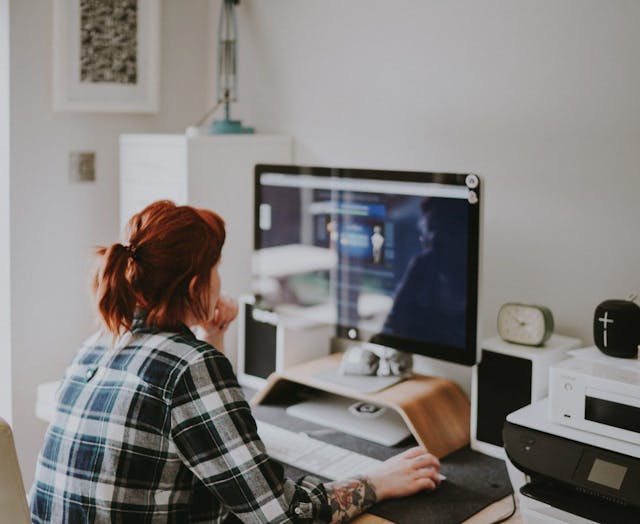/5-benefits-of-hosting-online-webinars-zg5835vc feature image