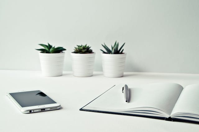 /how-to-perform-a-successful-incident-postmortem-that-will-help-your-team-learn-and-grow-ft493355 feature image
