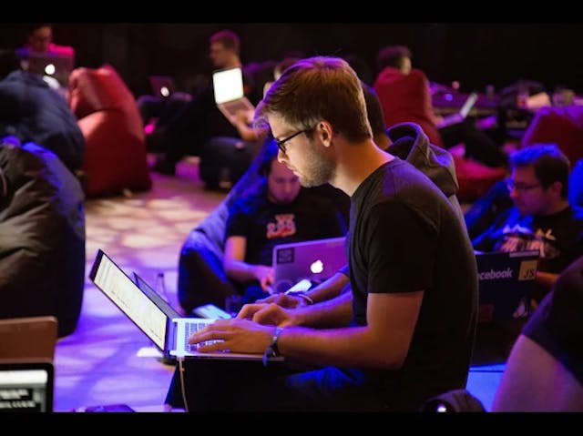 /heres-how-the-pros-prepare-their-cvs-for-tech-jobs feature image