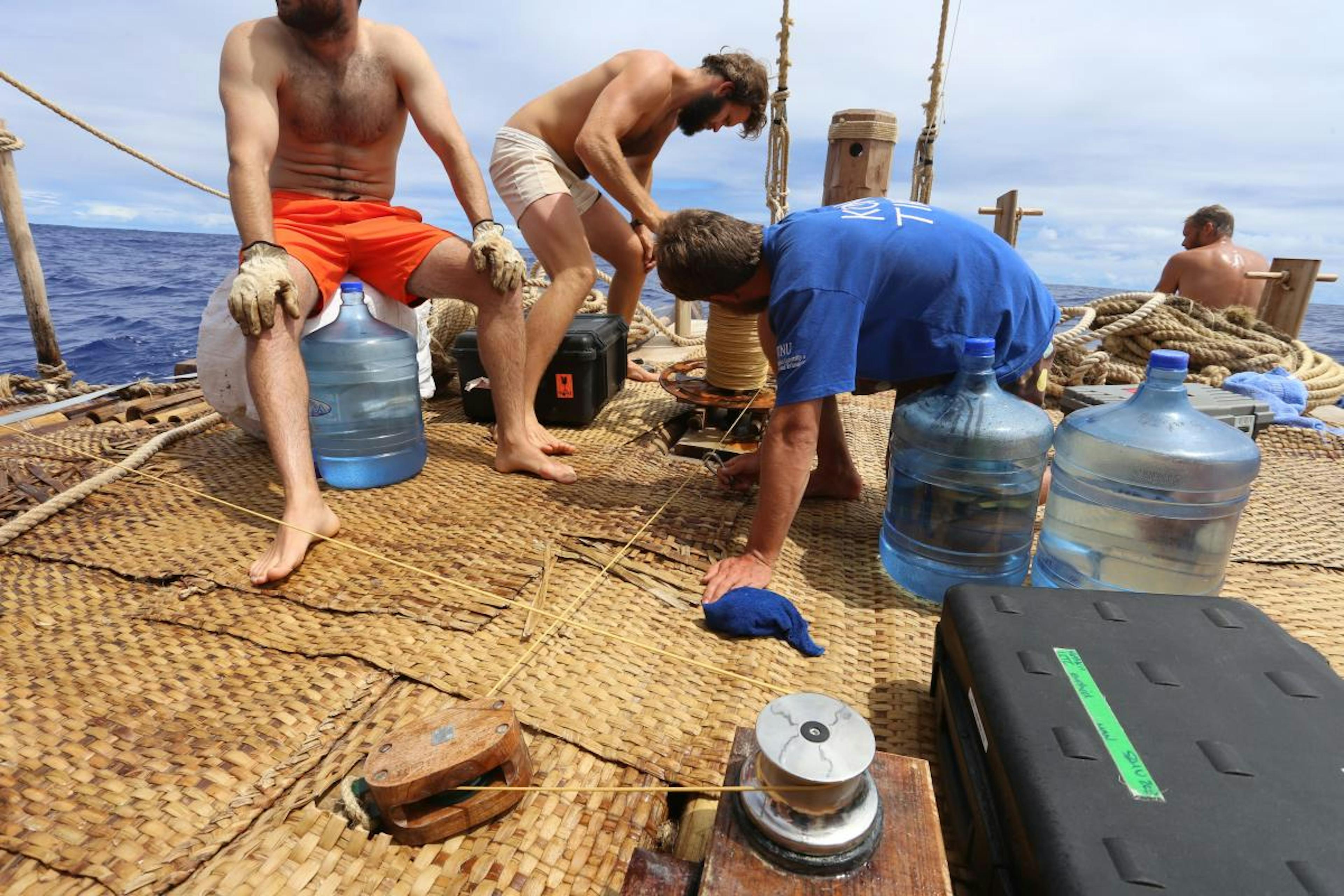 hakon wium se acuesta en un barco