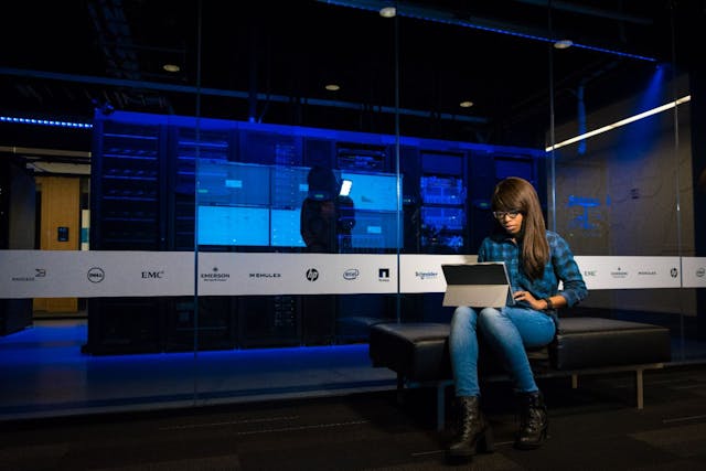 /career-ladder-for-women-in-tech-latest-trends-and-research feature image