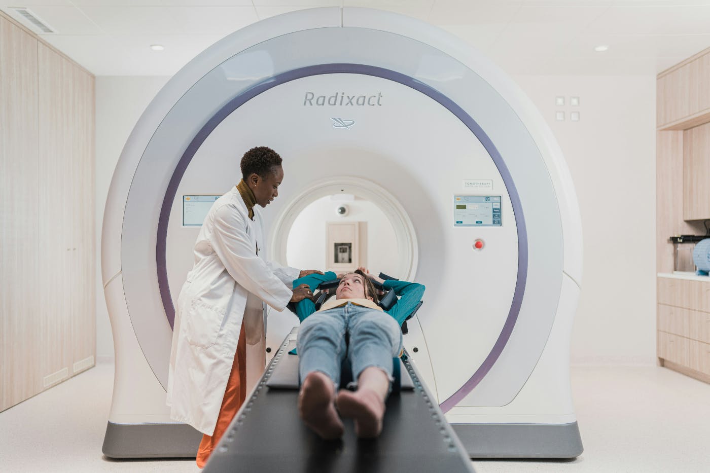 Как ИИ улучшает интерпретацию медицинских изображений и точность диагностики в радиологии?