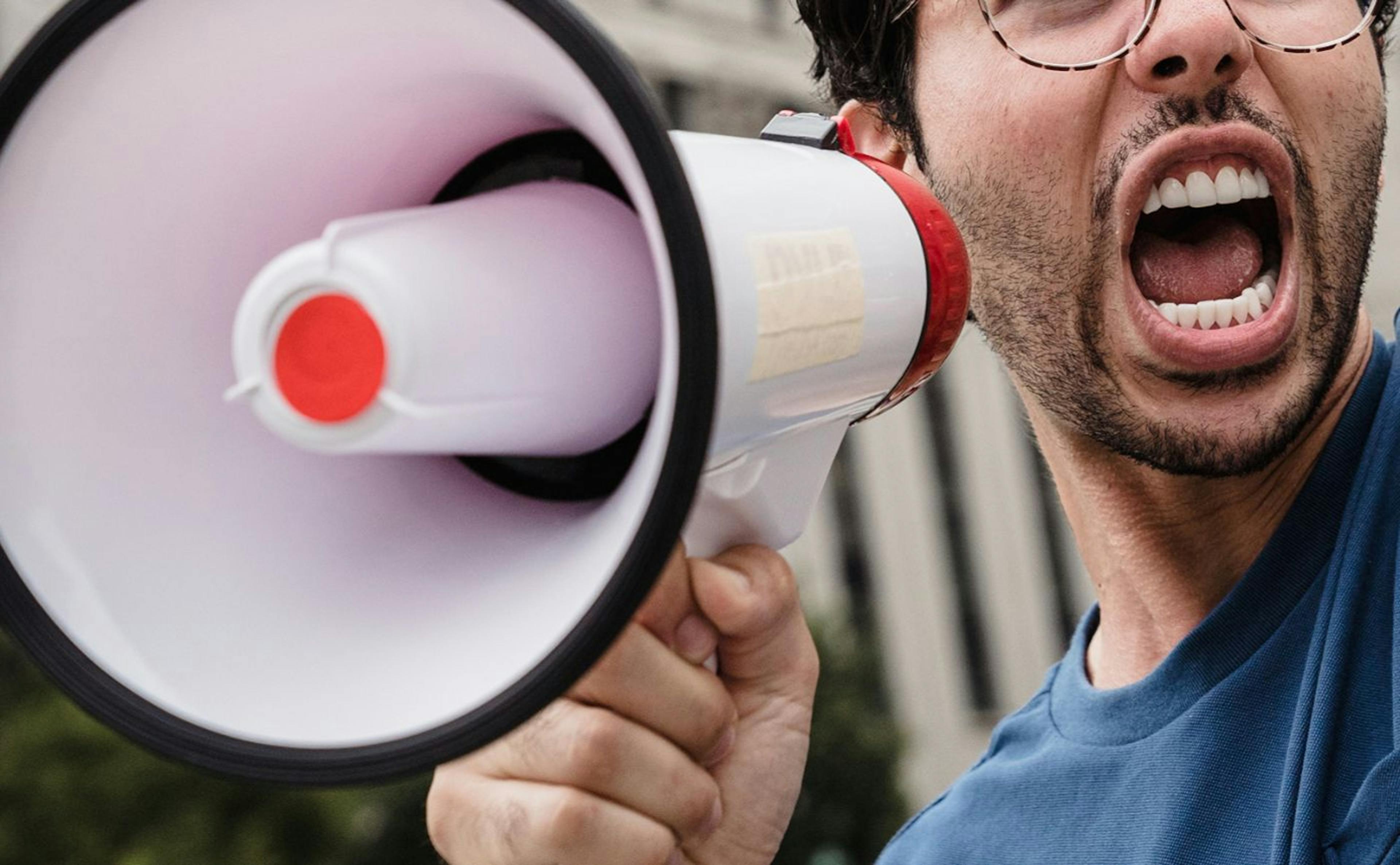 featured image - Pass On with Care: How to Hand Over Your Work Before You Quit or Go on Holiday