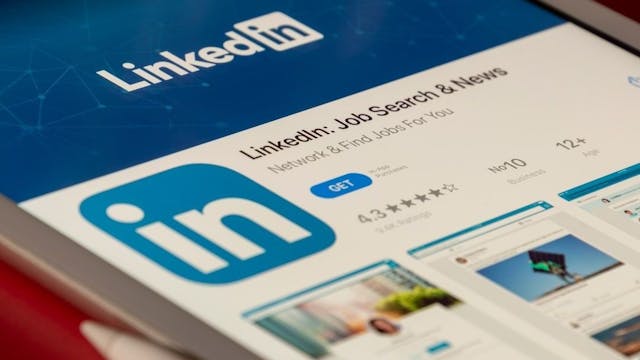 /how-to-optimize-your-linkedin-profile-with-chatgpt feature image