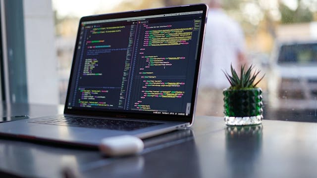 /10-things-every-beginner-should-know-when-learning-javascript-and-react-c46c3w4y feature image